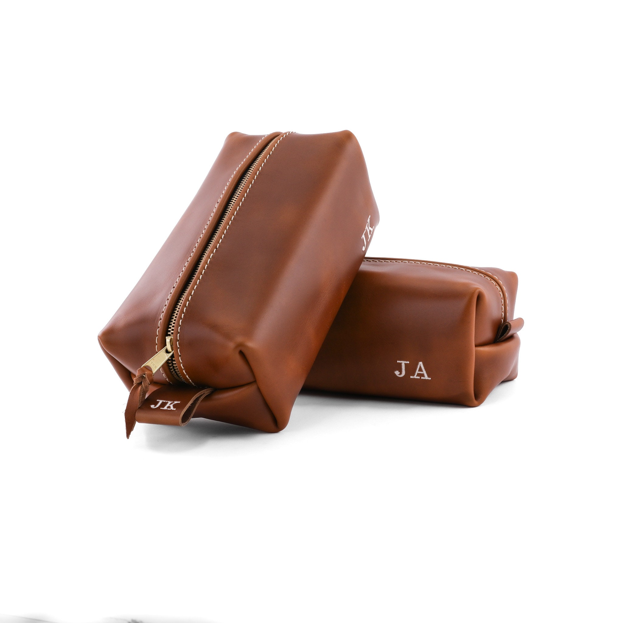 An application scenario or product detail of custom leather toiletry bag - Image 3