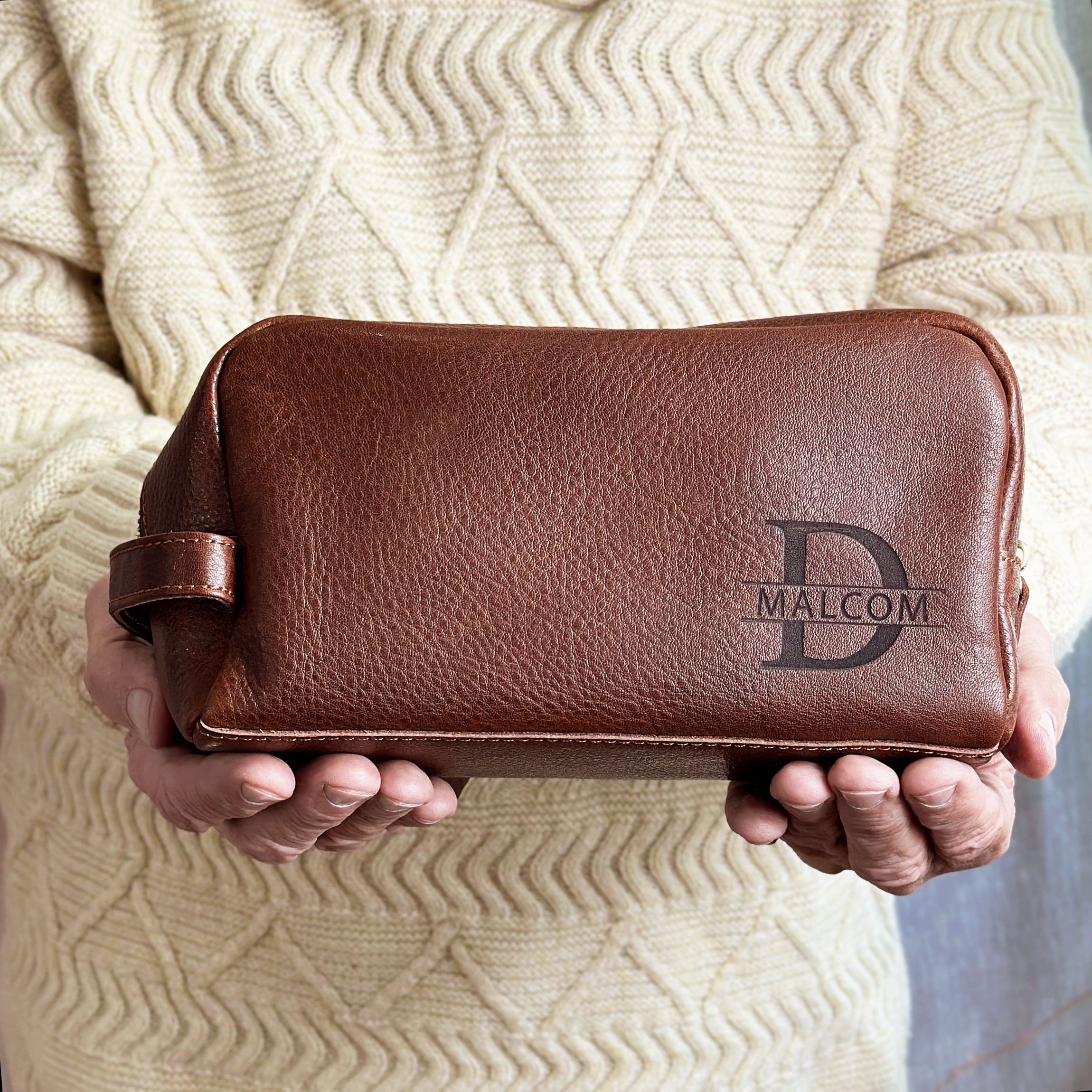 An application scenario or product detail of custom leather toiletry bag - Image 4