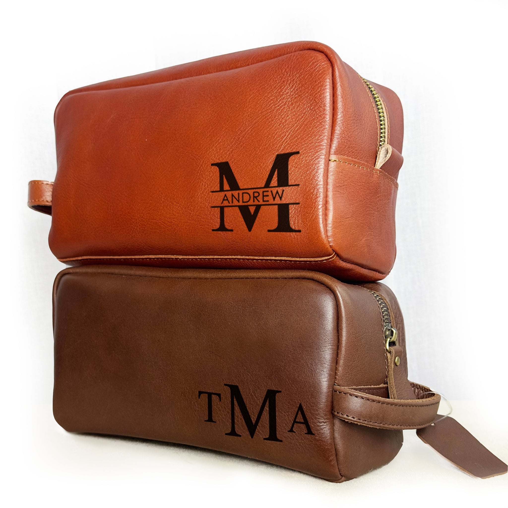 An application scenario or product detail of custom leather toiletry bag - Image 10