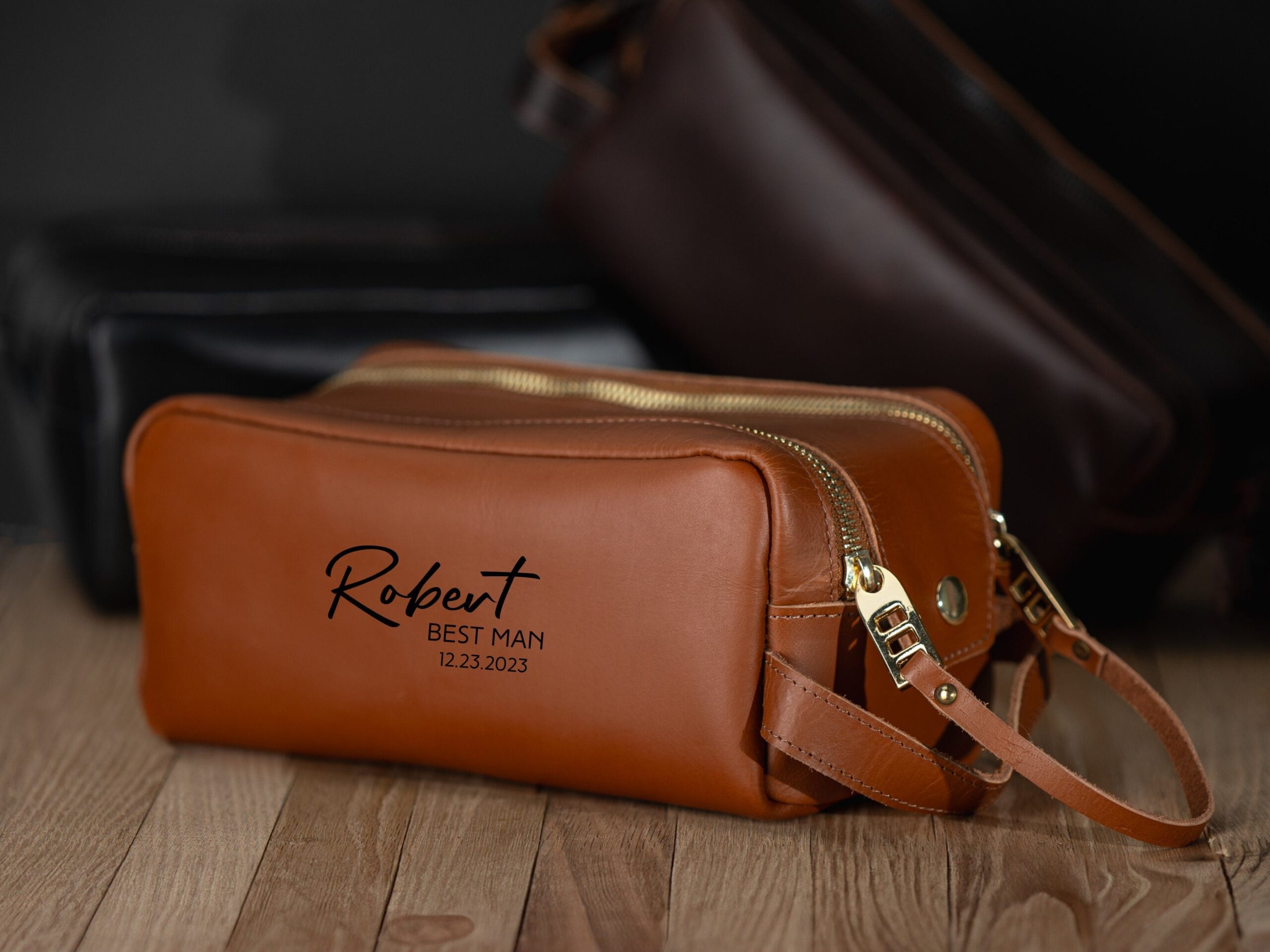 An application scenario or product detail of custom leather toiletry bag - Image 11