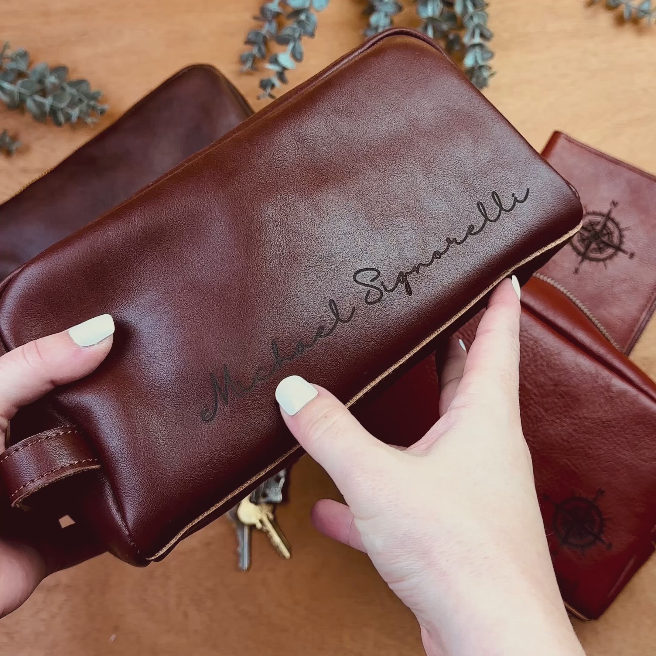 An application scenario or product detail of custom leather toiletry bag - Image 17