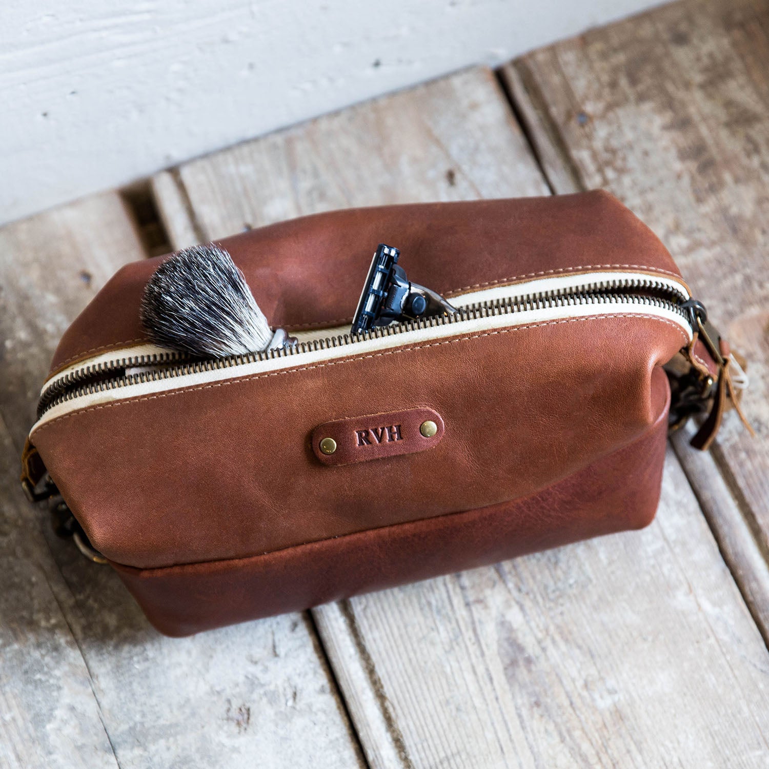 An application scenario or product detail of custom leather toiletry bag - Image 22