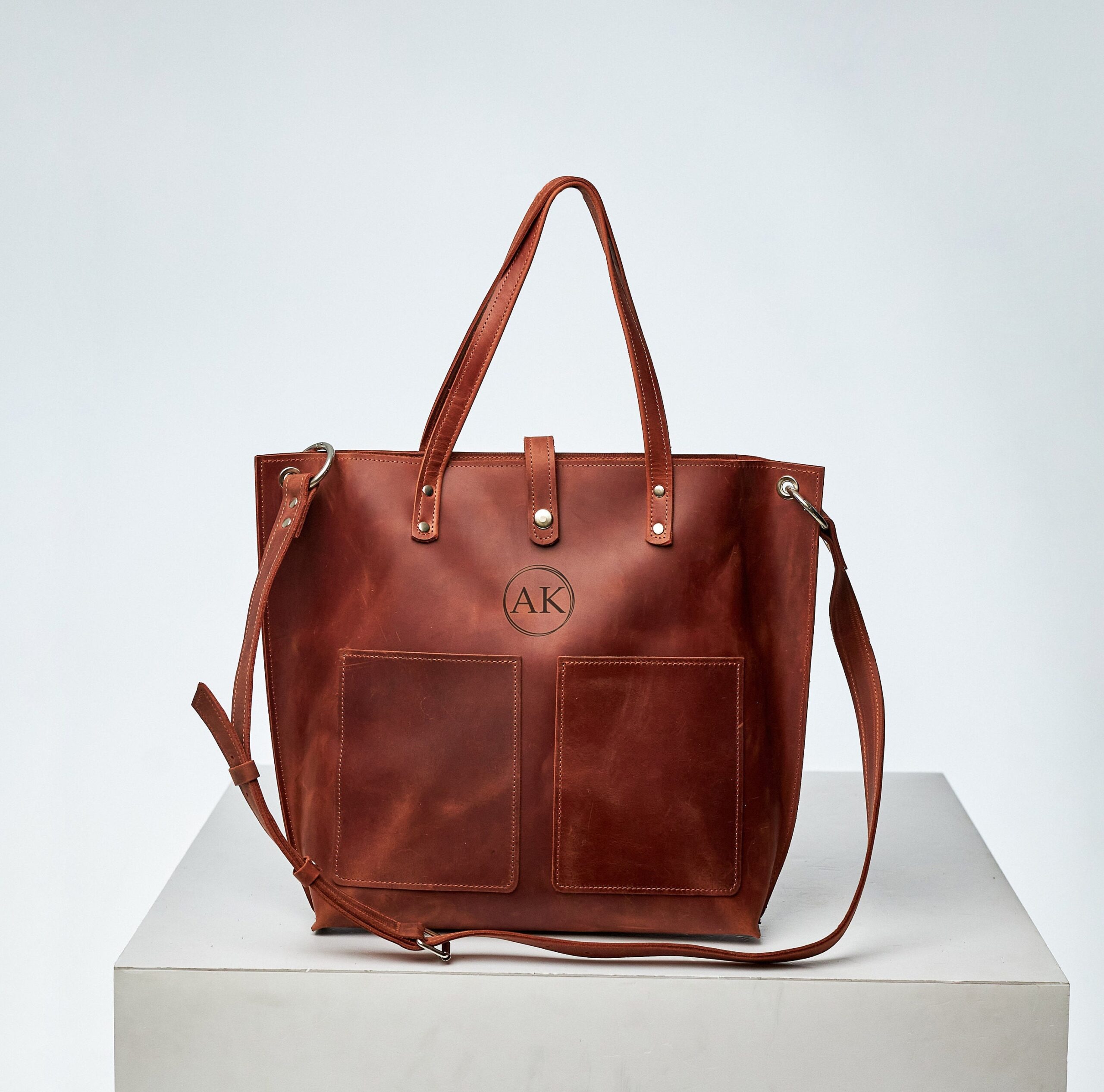 An application scenario or product detail of custom leather tote - Image 17