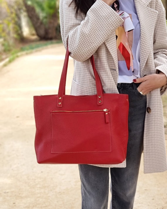 An application scenario or product detail of custom leather tote bags - Image 4