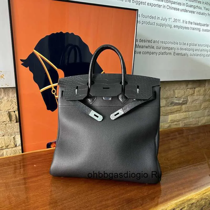 An application scenario or product detail of custom leather tote bags - Image 6
