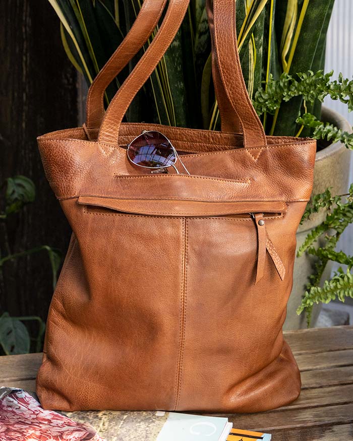 An application scenario or product detail of custom leather tote bags - Image 9