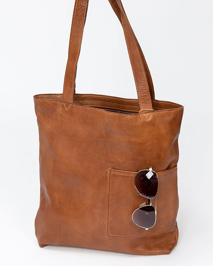 An application scenario or product detail of custom leather tote bags - Image 13