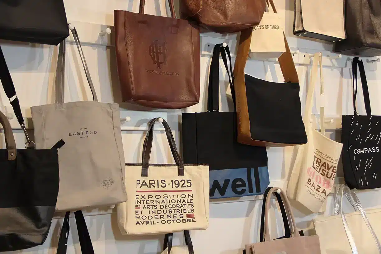 An application scenario or product detail of custom leather tote bags - Image 14