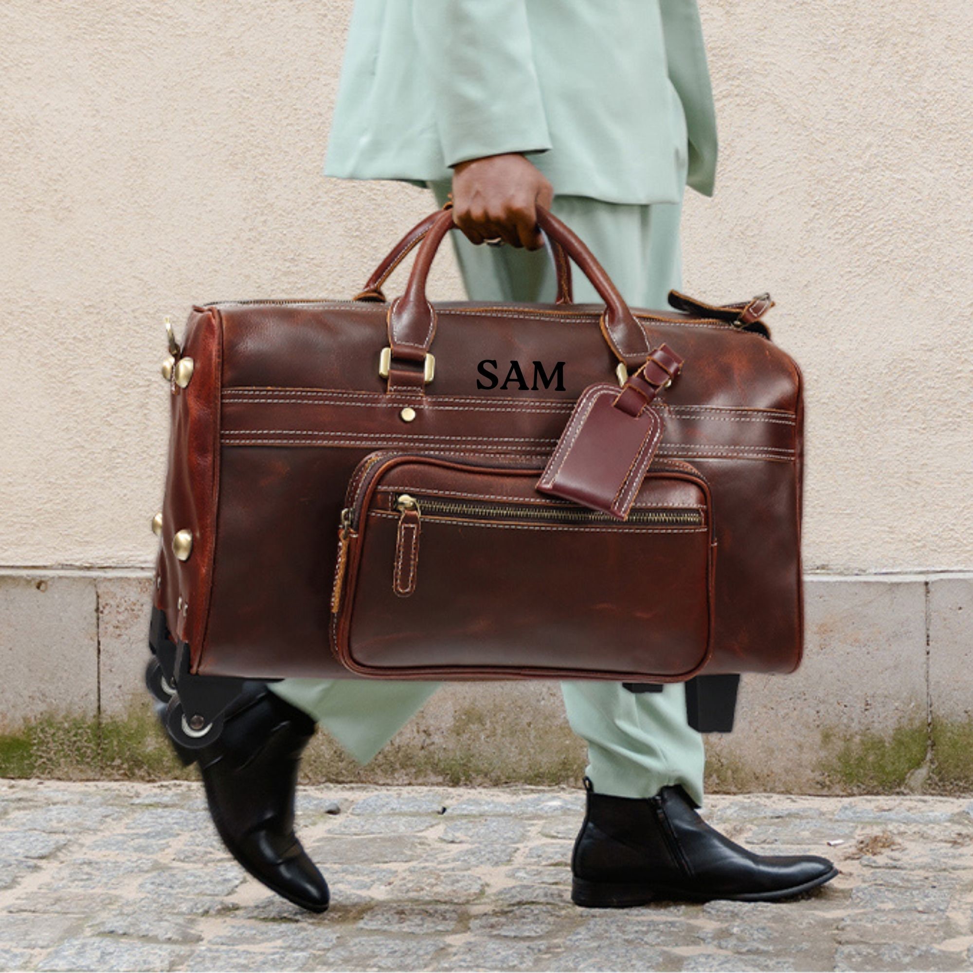 An application scenario or product detail of custom leather travel bags - Image 5