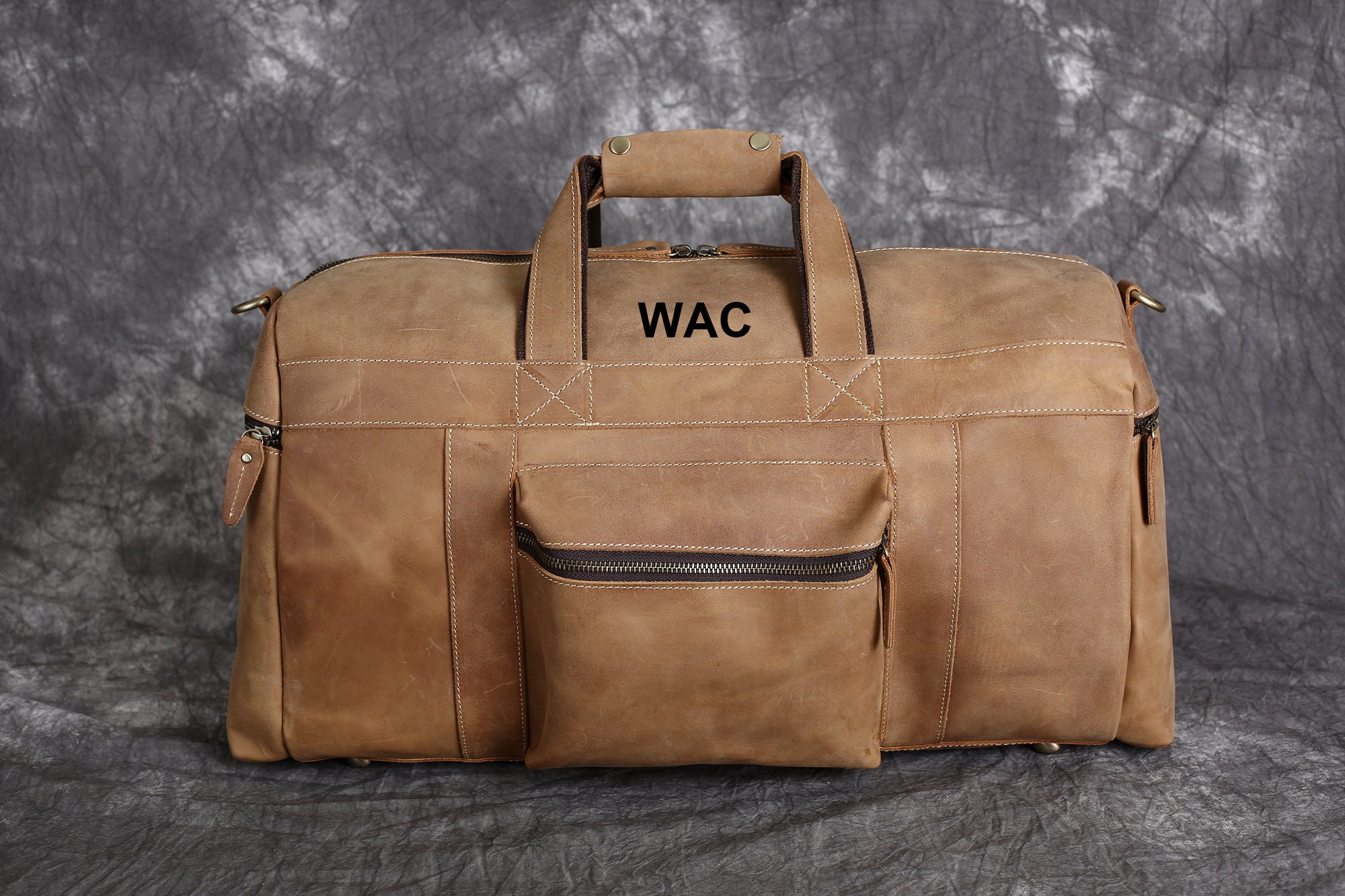 An application scenario or product detail of custom leather travel bags - Image 20