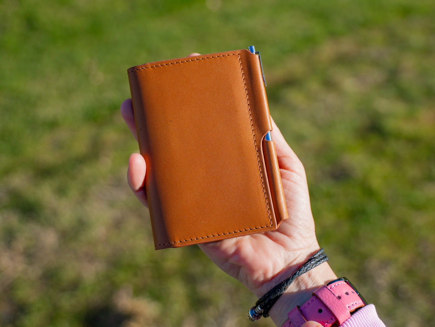 An application scenario or product detail of custom leather wallets - Image 13