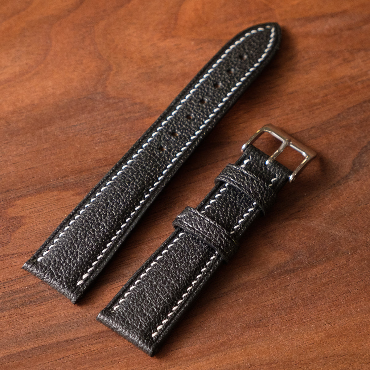 An application scenario or product detail of custom leather watch straps - Image 12