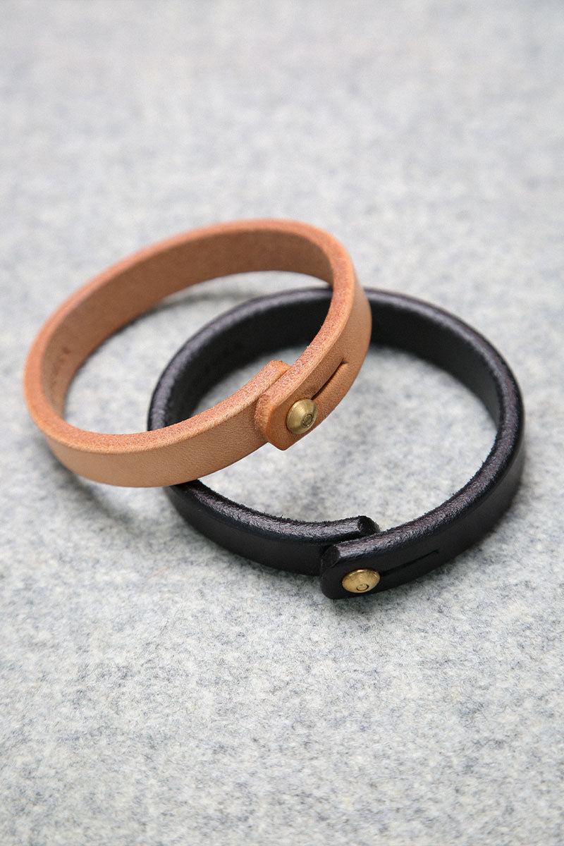 An application scenario or product detail of custom leather wristbands - Image 23