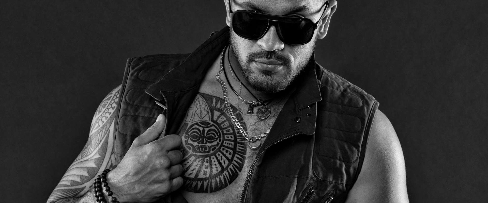 An application scenario or product detail of customize leather vest - Image 18