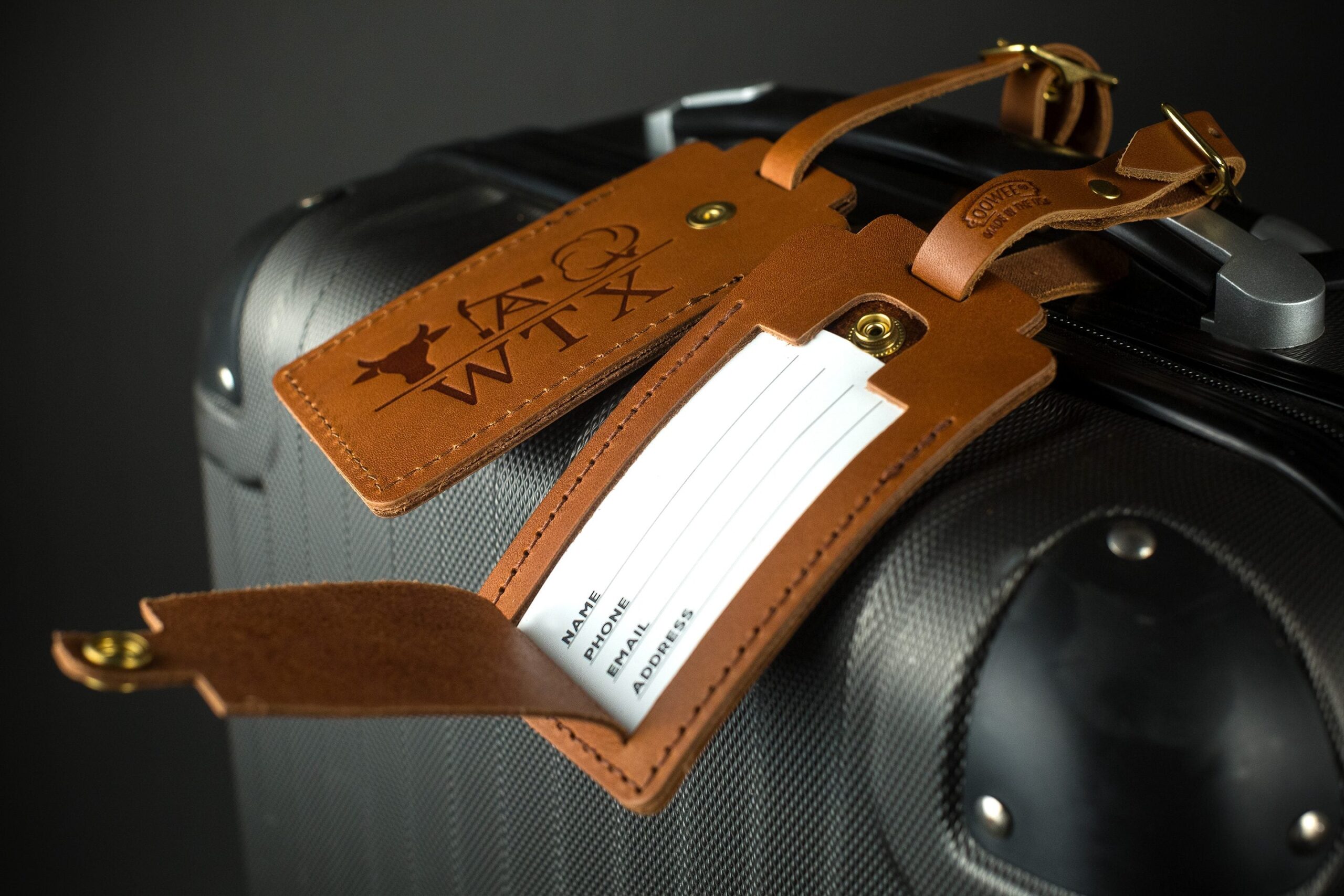 An application scenario or product detail of customized leather luggage tags - Image 8