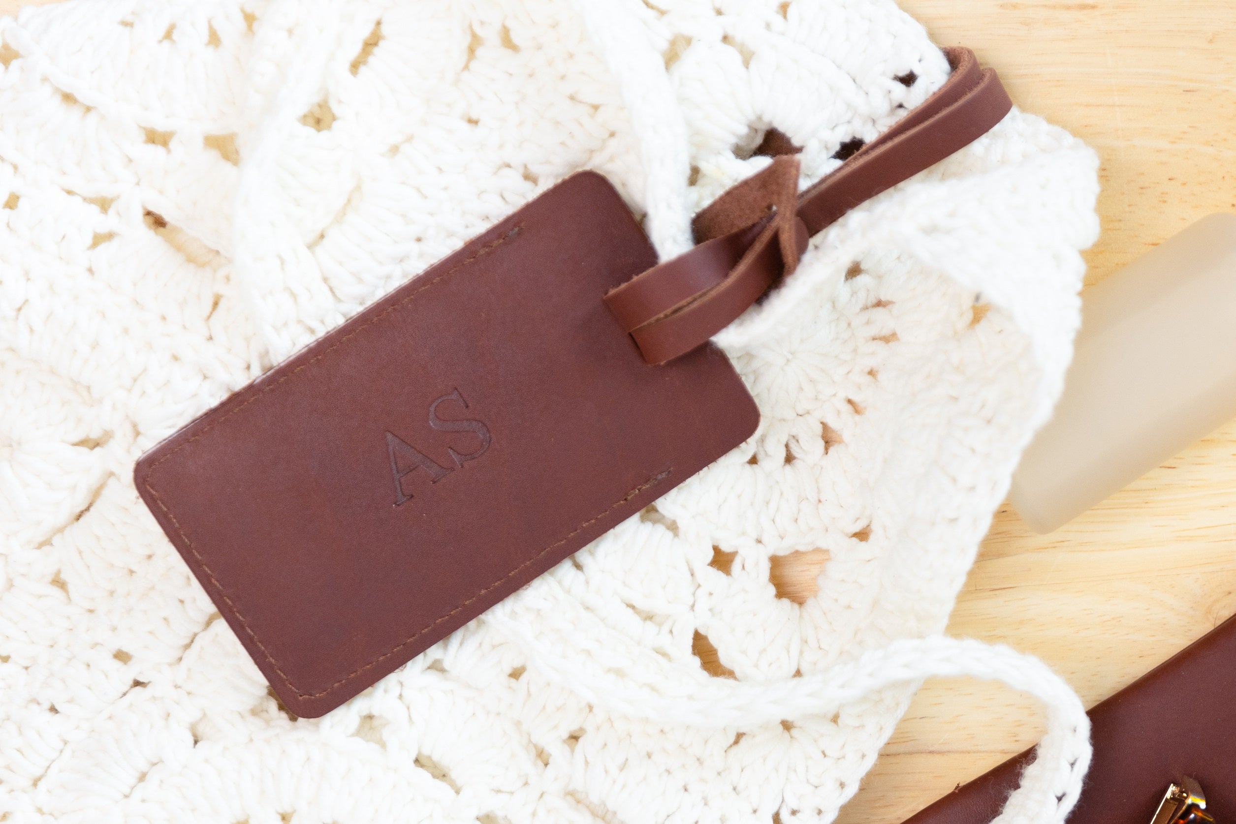 An application scenario or product detail of customized leather luggage tags - Image 24