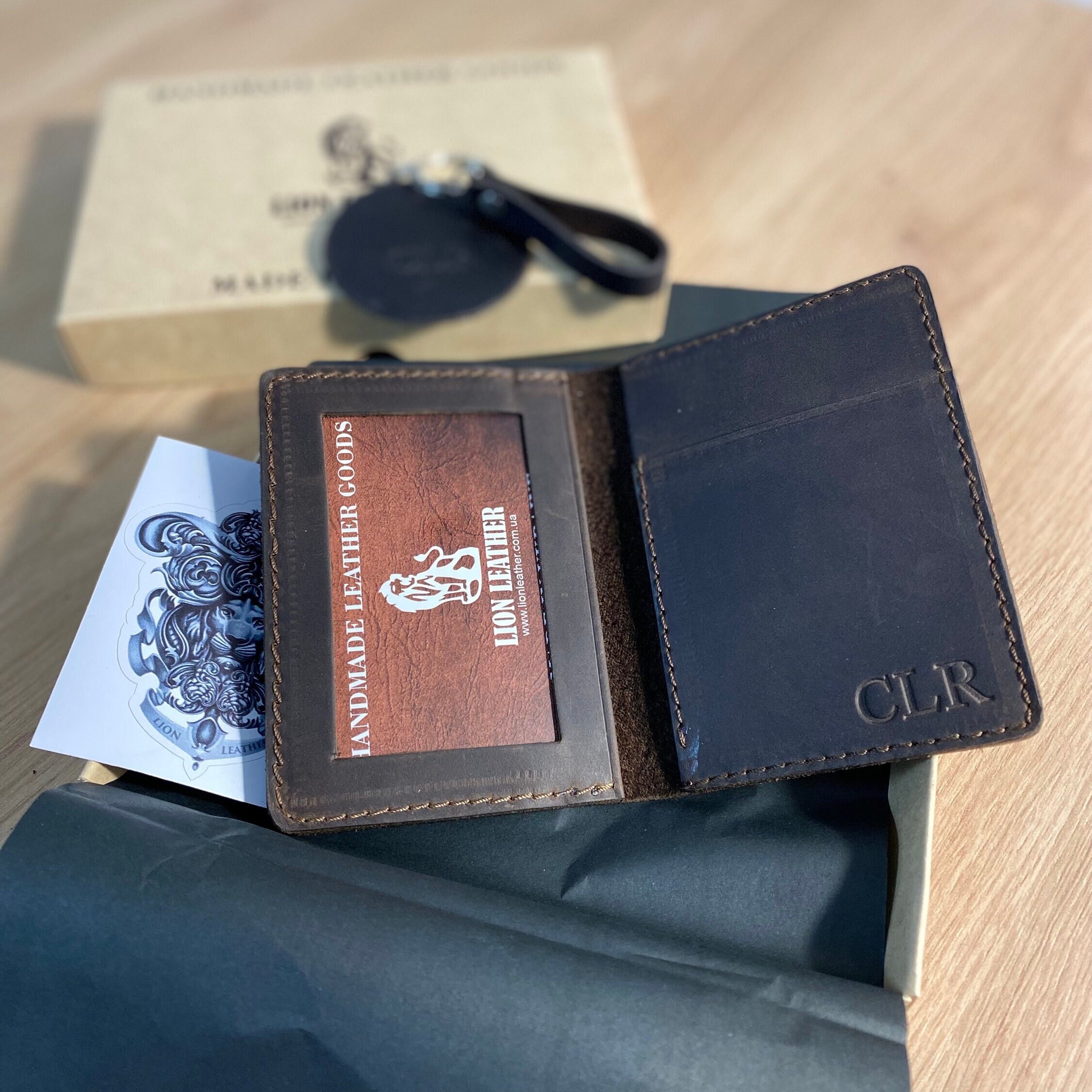 An application scenario or product detail of customized leather wallet - Image 11