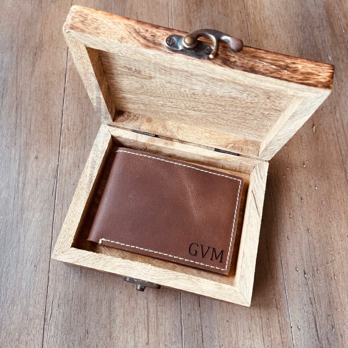 An application scenario or product detail of customized leather wallet - Image 20