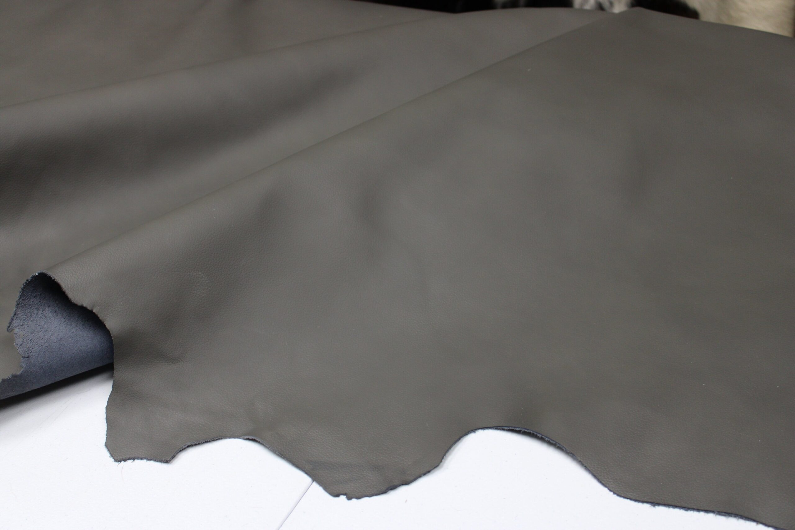 An application scenario or product detail of gray leather fabric - Image 20