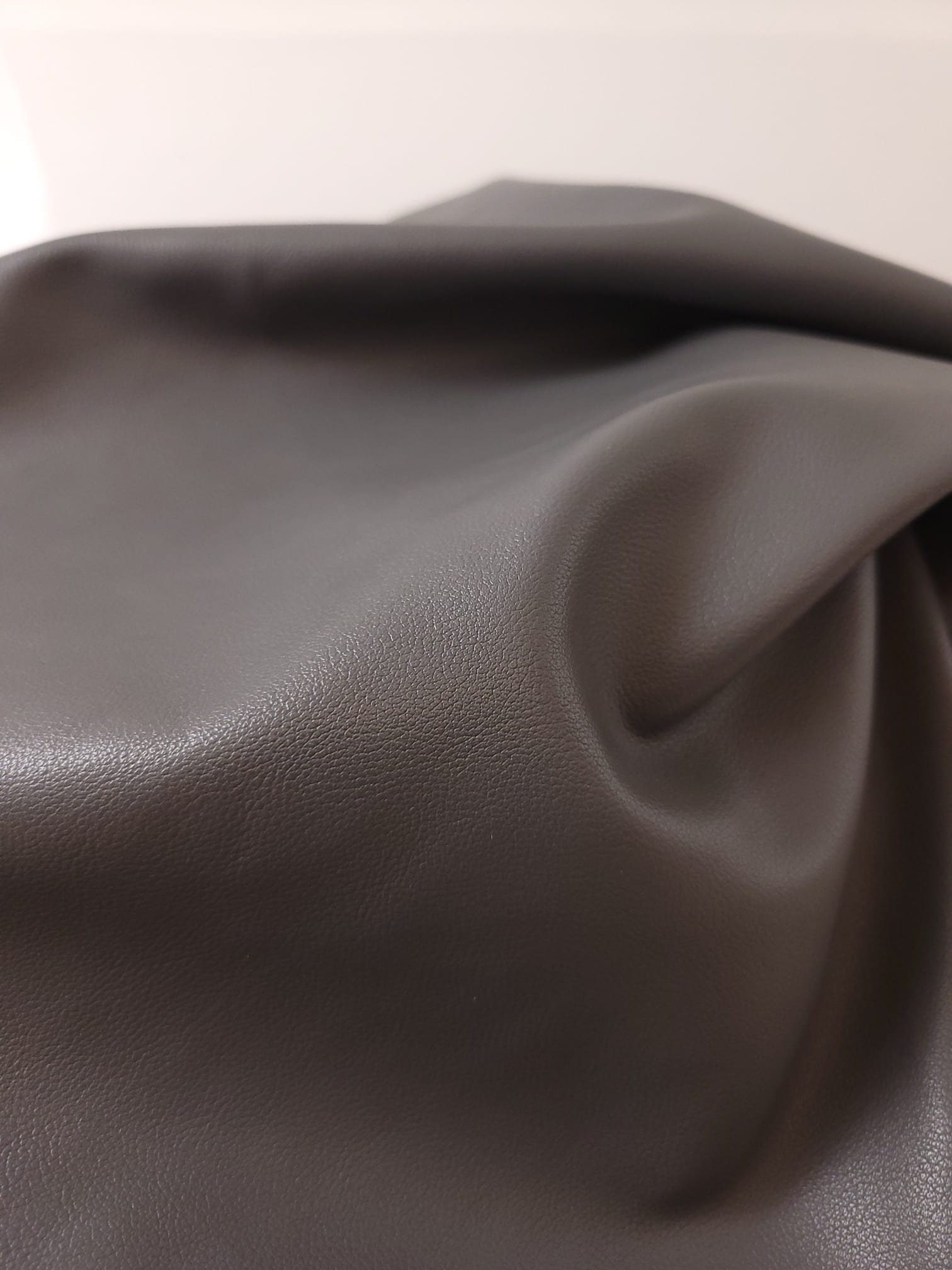 An application scenario or product detail of gray leather fabric - Image 21