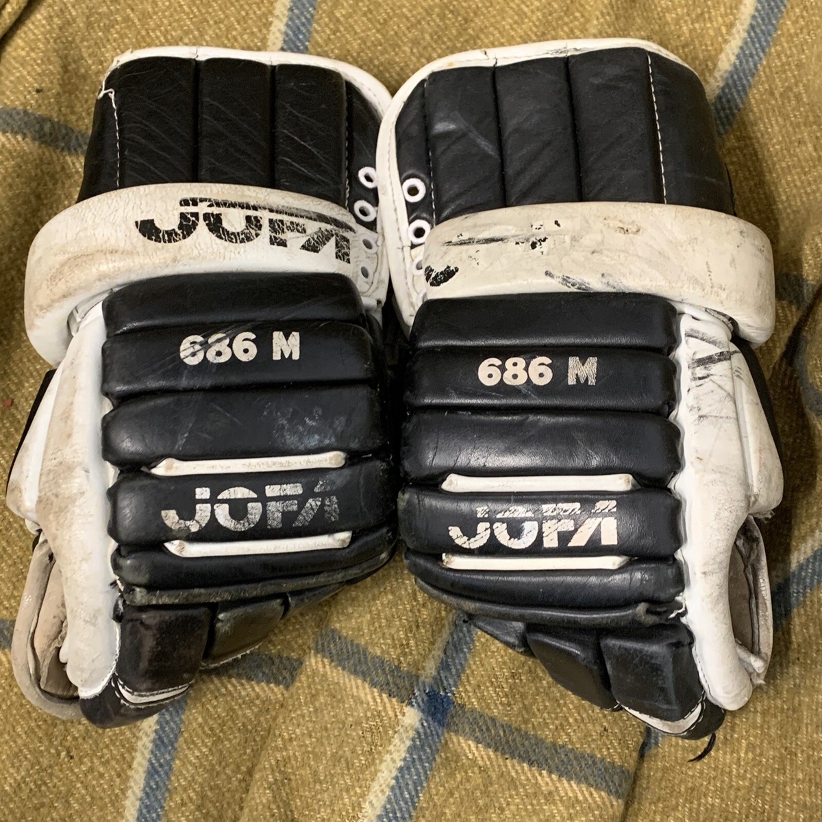 An application scenario or product detail of hockey gloves leather - Image 13