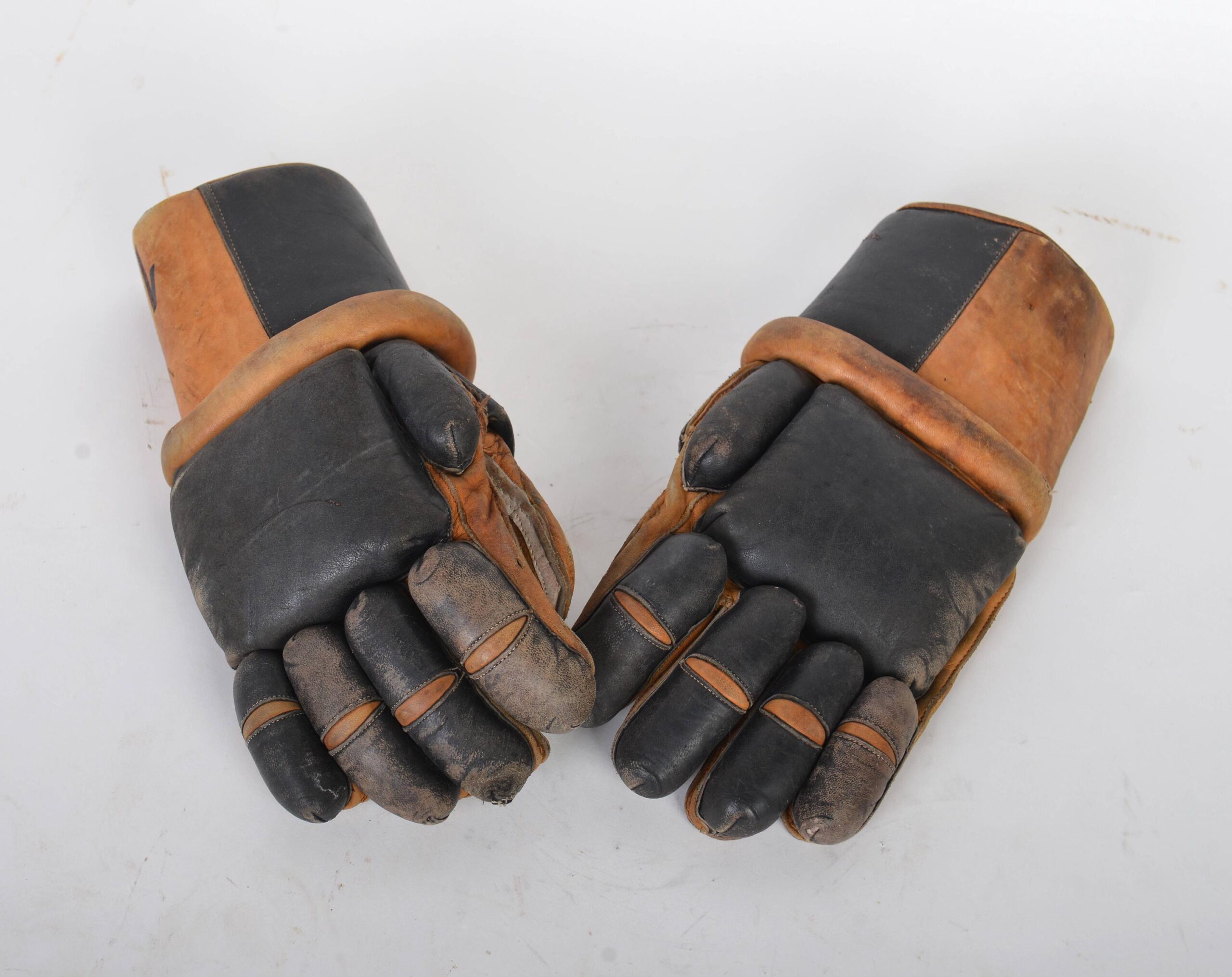 An application scenario or product detail of hockey gloves leather - Image 19