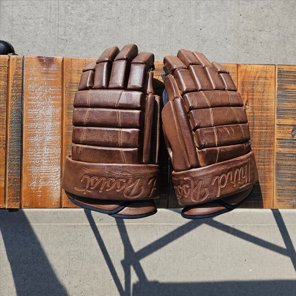 An application scenario or product detail of hockey gloves leather - Image 24