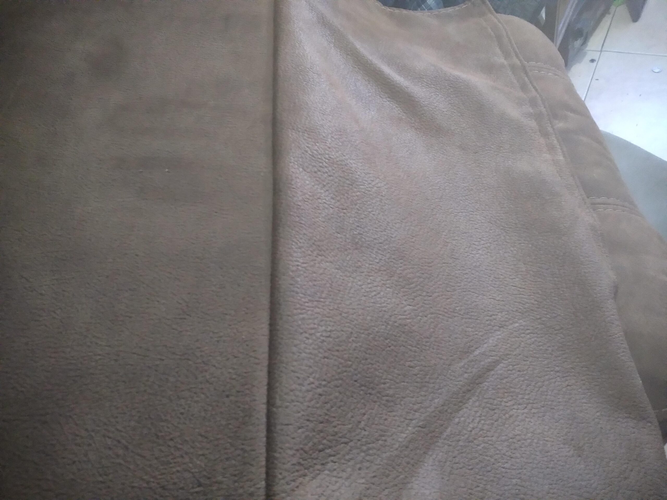An application scenario or product detail of how to clean polyester couch that looks like leather - Image 21