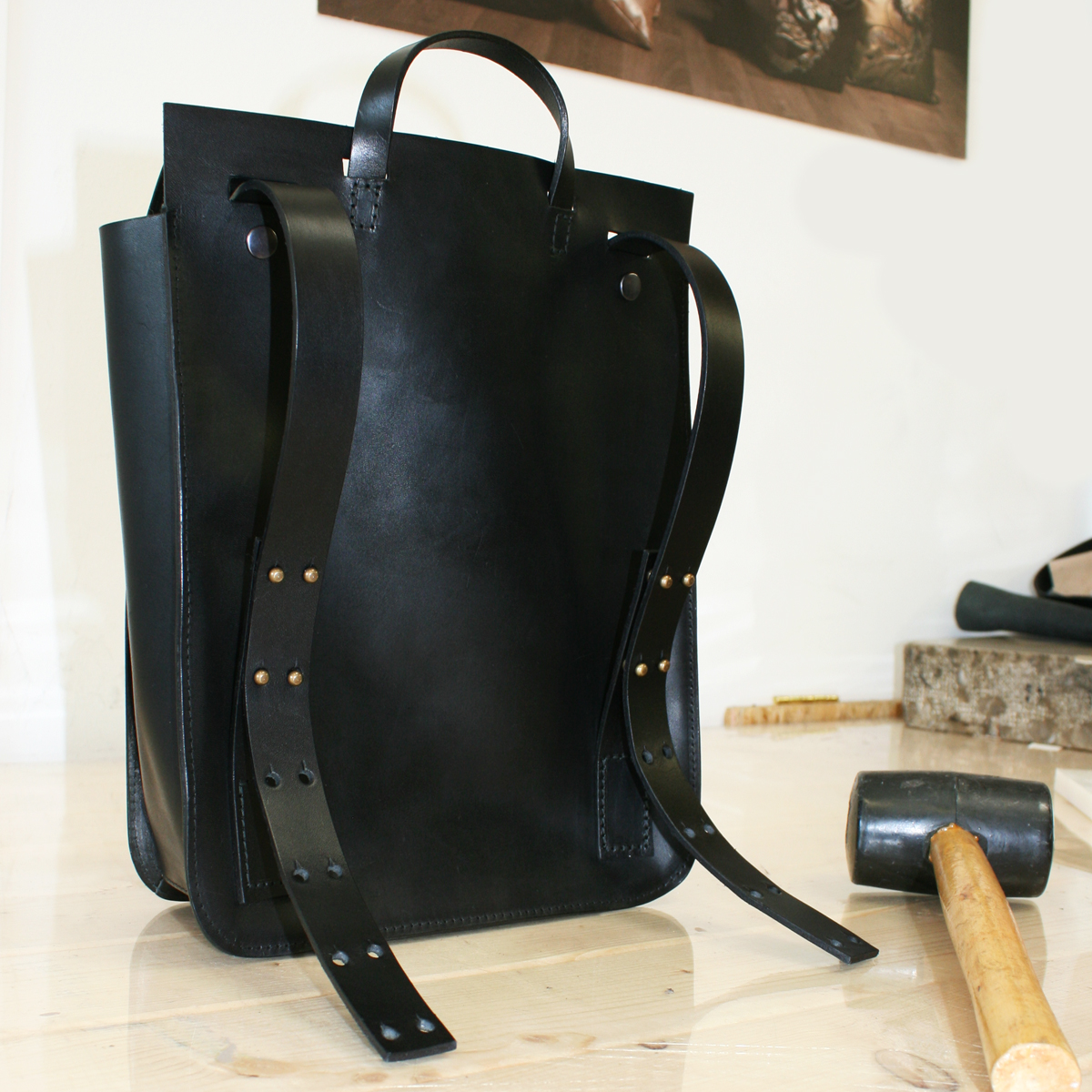 An application scenario or product detail of leather bag manufacturer - Image 18