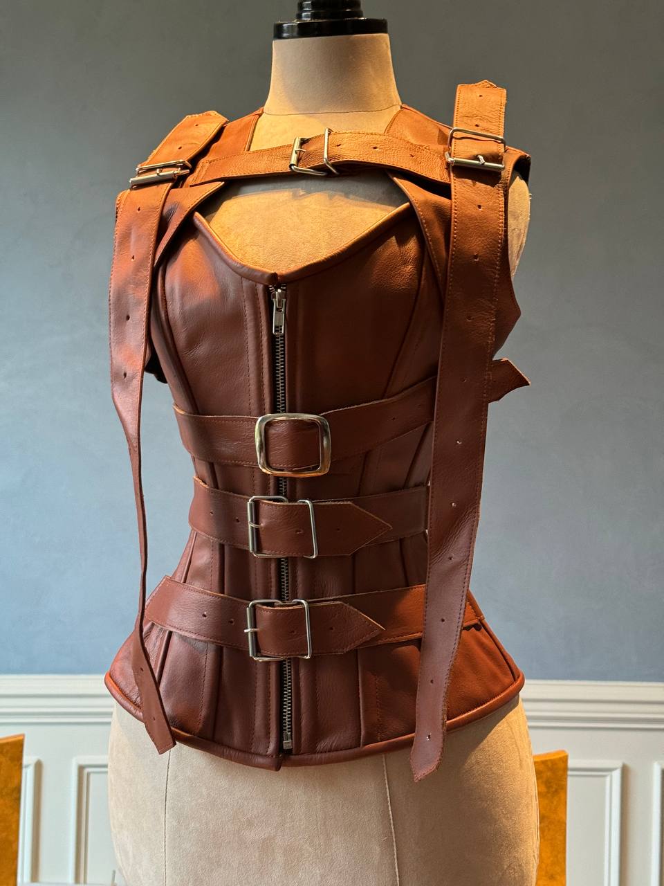 An application scenario or product detail of leather corset custom - Image 15