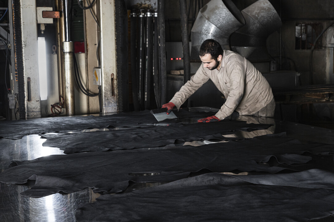 An application scenario or product detail of leather dyeing service - Image 11