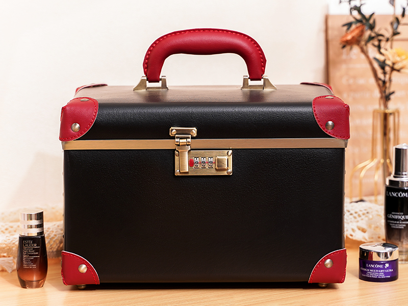 An application scenario or product detail of leather make up case - Image 12