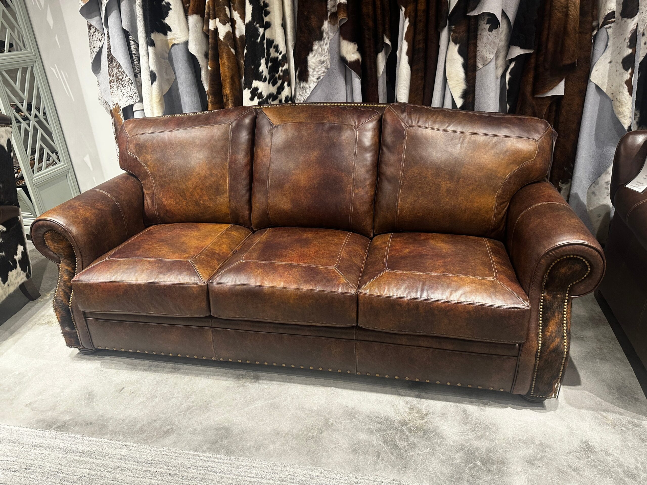 An application scenario or product detail of leather sofa factory outlet - Image 1