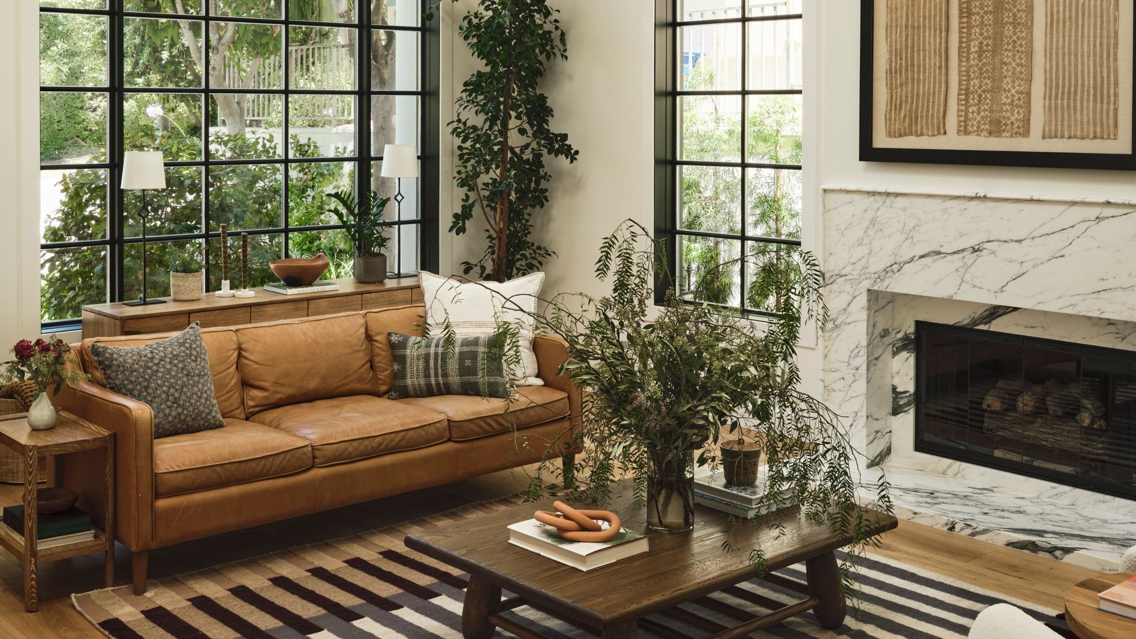 An application scenario or product detail of leather sofa with fabric cushions - Image 9