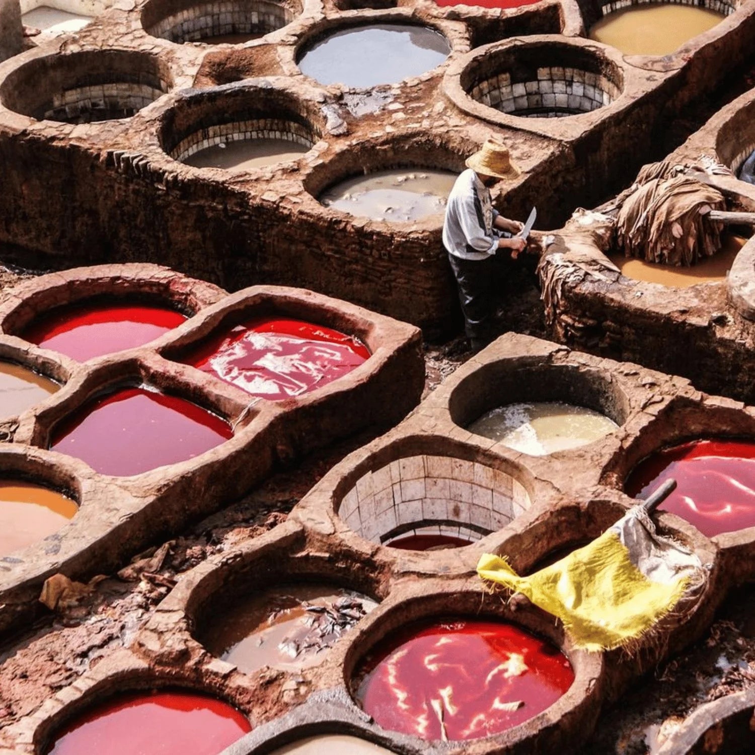 An application scenario or product detail of leather tanning solution - Image 12