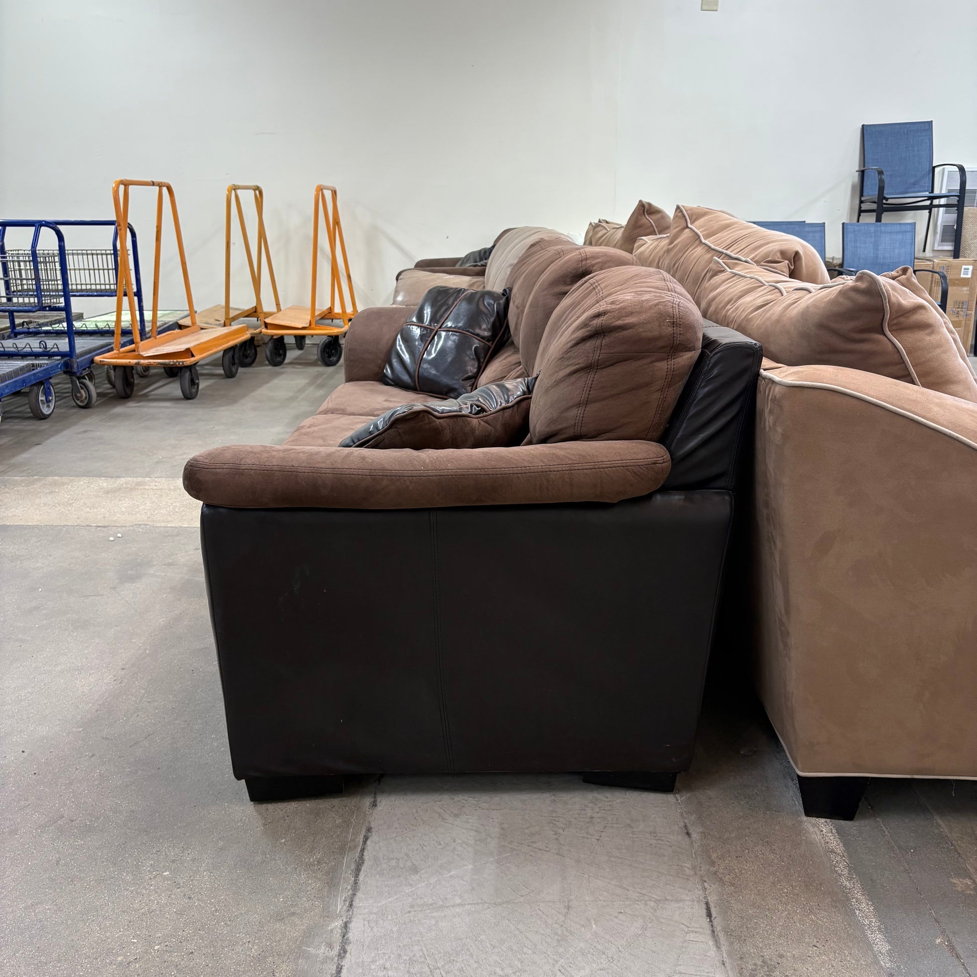 An application scenario or product detail of loveseat suede - Image 11