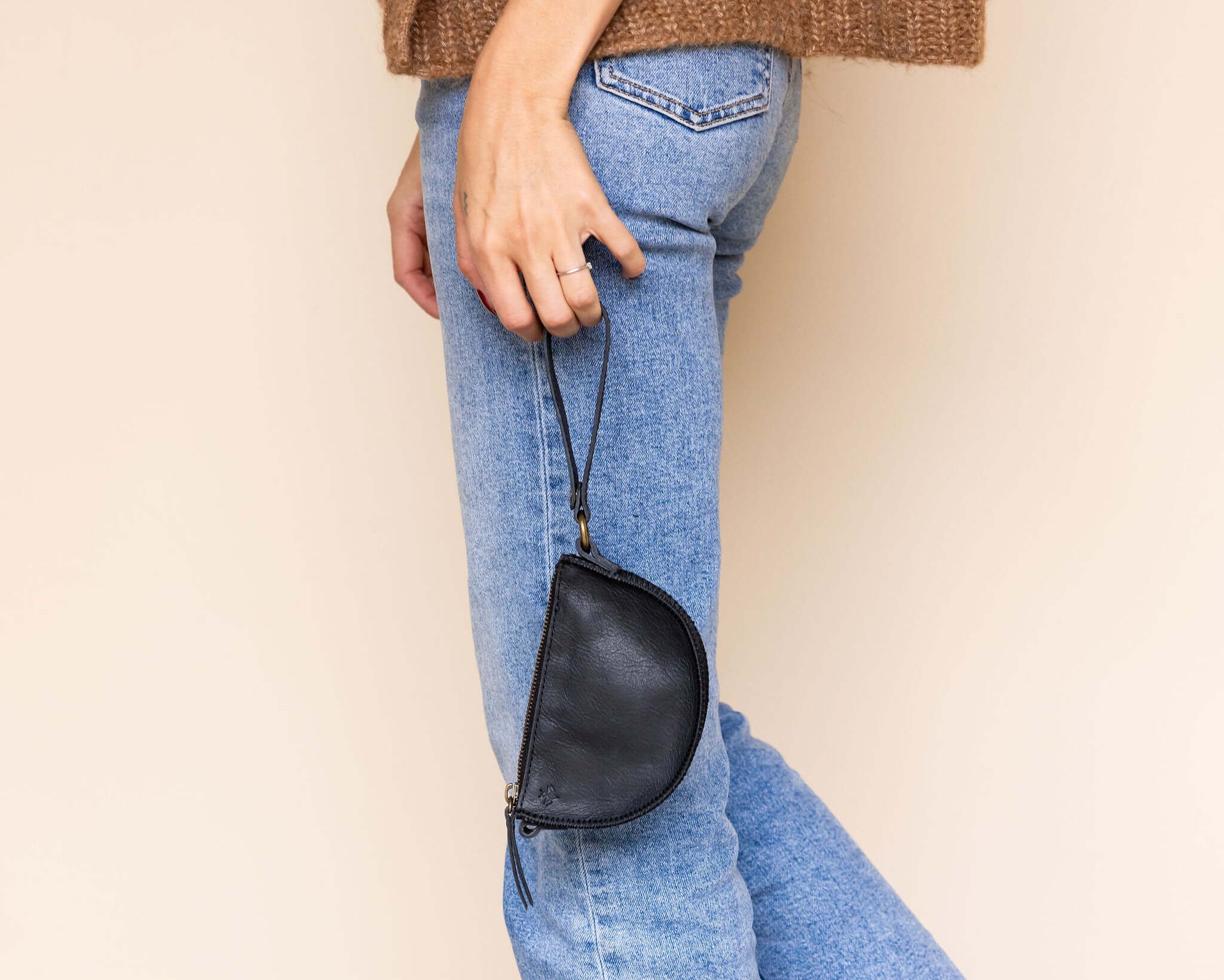 An application scenario or product detail of lyons leather company - Image 9