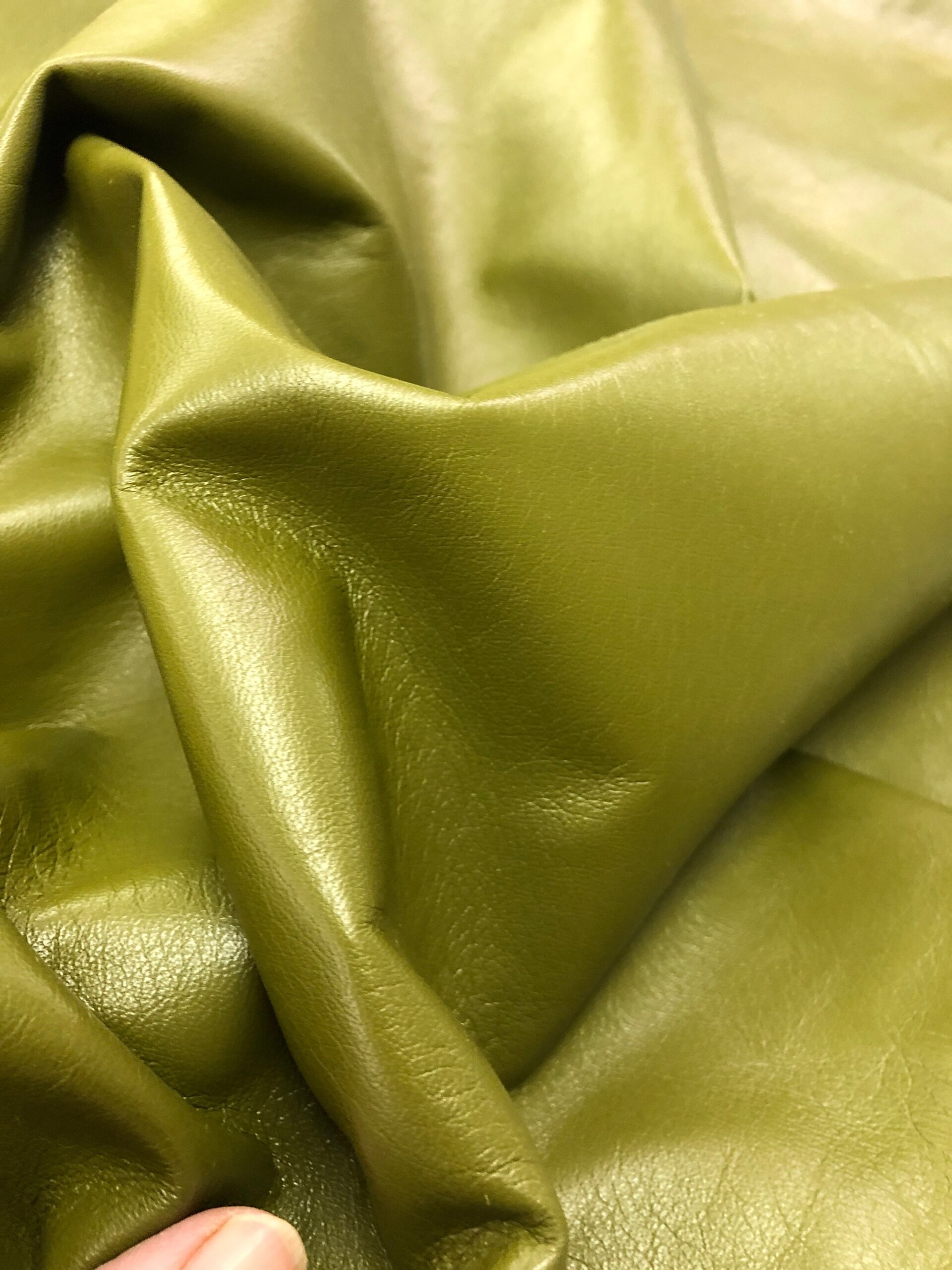 An application scenario or product detail of olive green leather fabric - Image 13