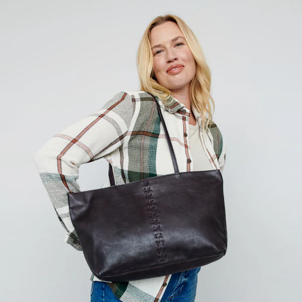 An application scenario or product detail of polyurethane purse - Image 19