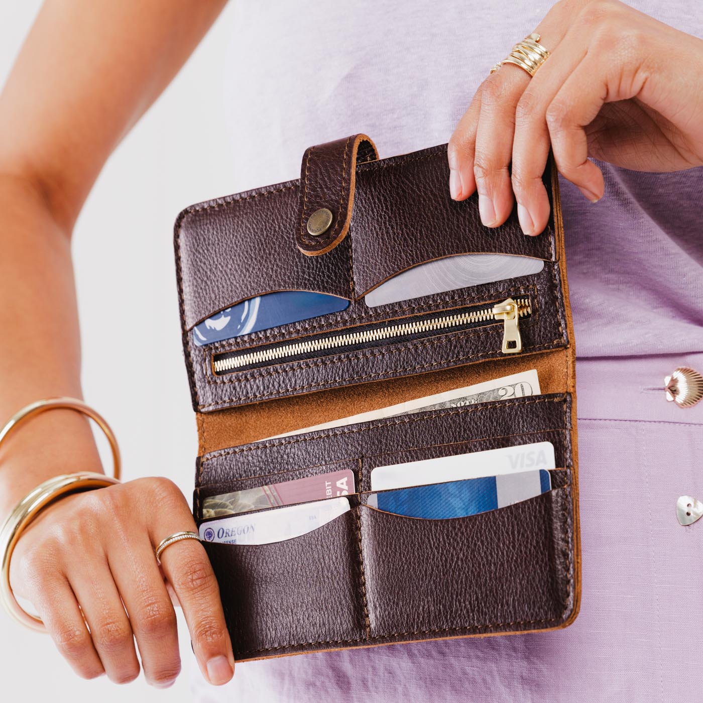 An application scenario or product detail of portland leather company wallet - Image 7