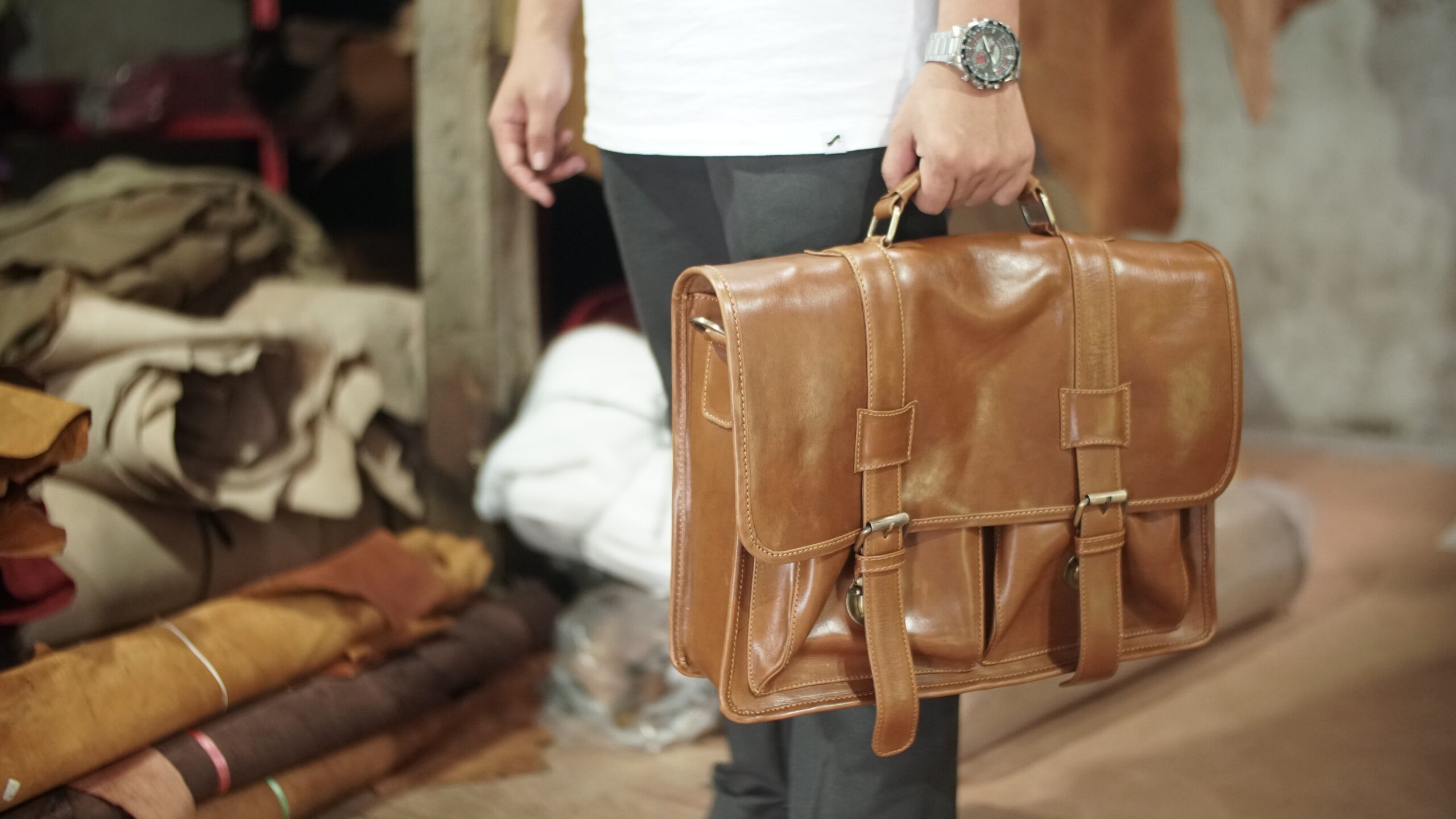 An application scenario or product detail of pu leather bag - Image 7