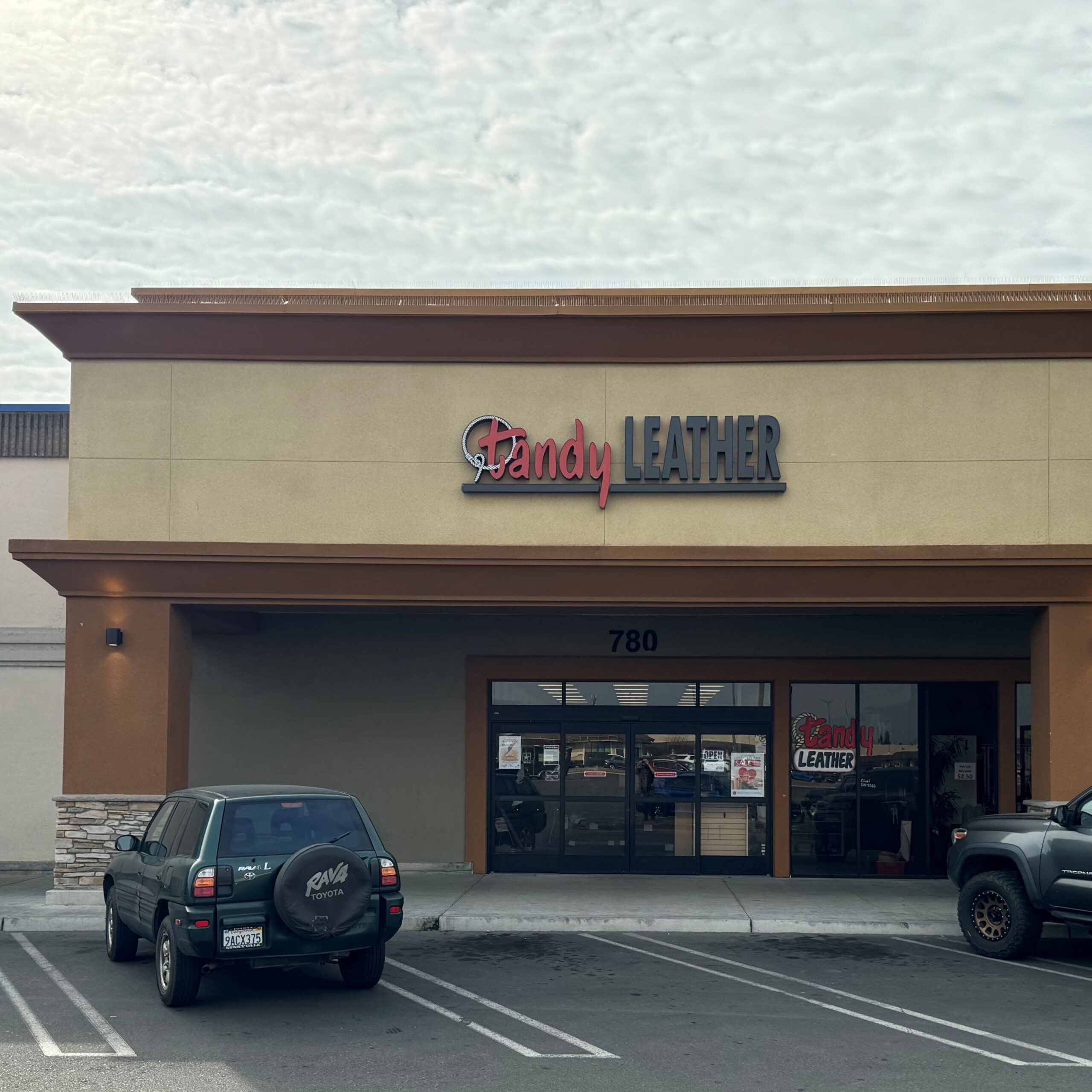 Featured image for the tandy leather factory fresno guide