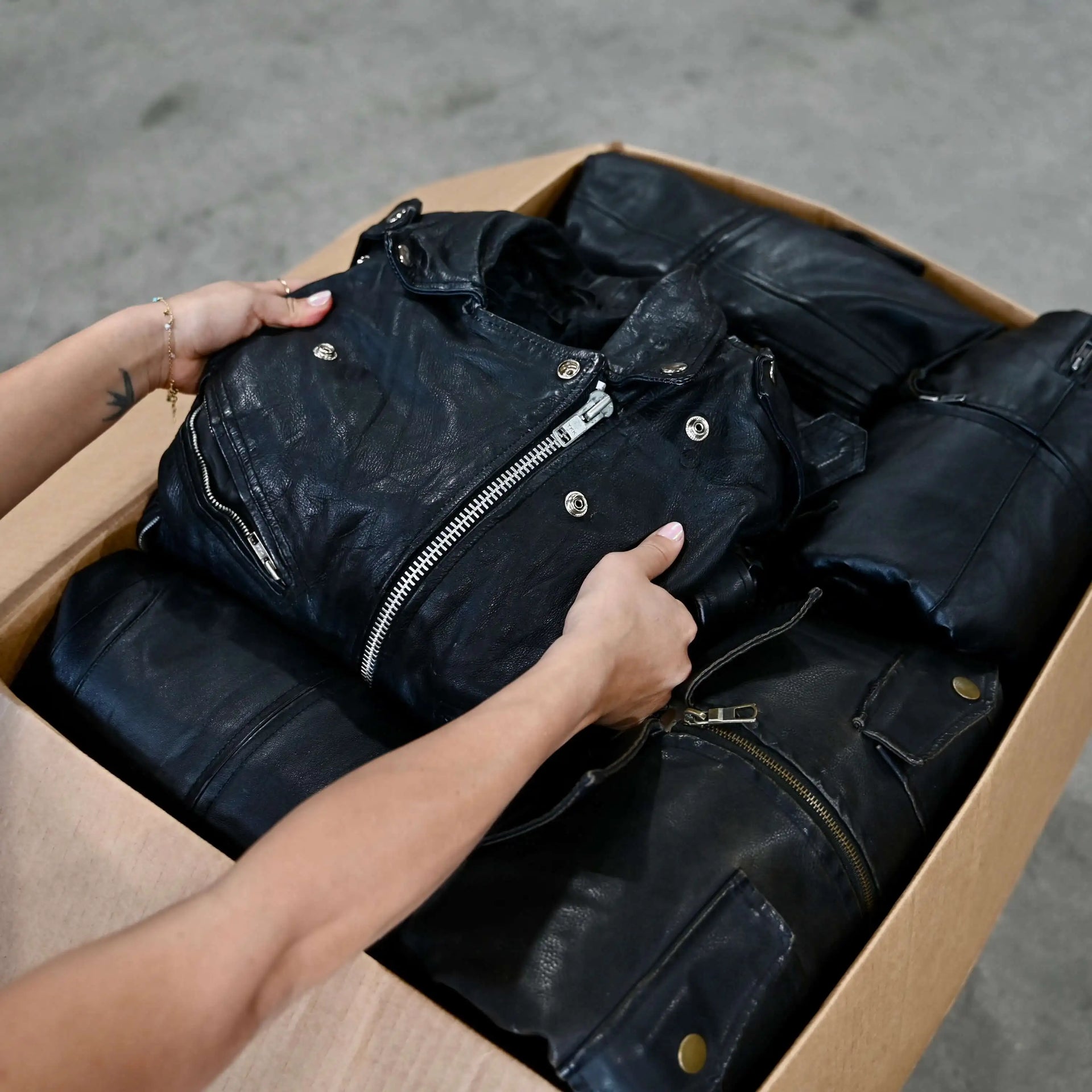 An application scenario or product detail of wholesale leather jackets - Image 16