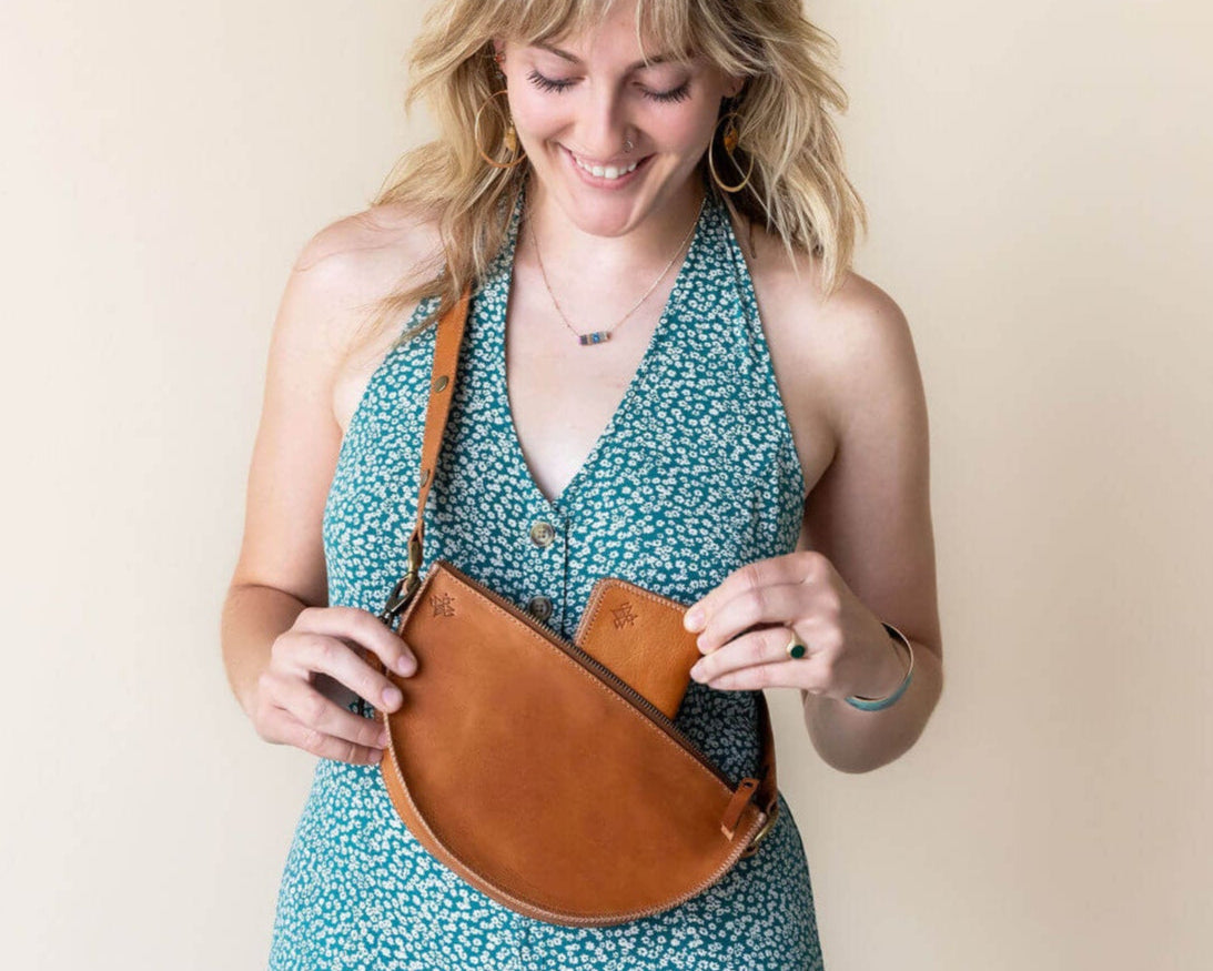 An application scenario or product detail of wholesale leather purses - Image 17